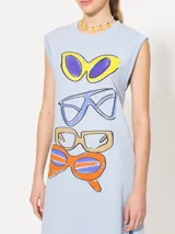 Túnica gris con estampa de anteojos de colores en el frente, largo por debajo de la rodilla, escote redondo a la base y tajos laterales.