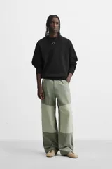 Jersey de punto de tacto suave con diseño de rayas horizontales anchas en color rosa claro y marrón oscuro. Presenta cuello redondo, manga larga y terminaciones en rib.