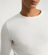 Remera negra de corte slim, cuello redondo y manga larga. Confeccionada en algodón con textura acanalada.