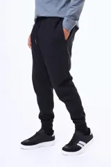 Championes urbanos de estilo deportivo, color negro con detalles en blanco en los laterales y suela blanca. Presentan puntera reforzada en material tipo gamuza y cierre mediante cordones.