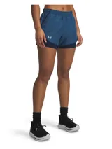 Short deportivo 2 en 1 de Under Armour, compuesto por un pantalón corto exterior ligero de color azul y un short de compresión interior integrado. Cuenta con cintura elástica con cordón, bolsillo lateral con cierre y logotipo reflectante.