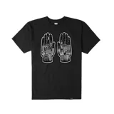 Remera negra de manga corta con estampado en el frente de dos manos con un paisaje urbano en blanco y negro.