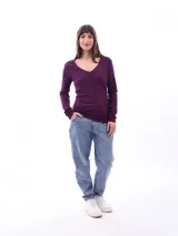 Remera blanca de algodón con cuello en V y mangas largas.