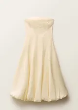 Vestido midi strapless de lino color beige, con diseño evasé y bajo abullonado.