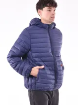 Campera puffer negra con capucha y cierre frontal.