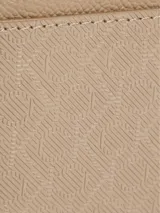 Tarjetero Calvin Klein color beige con monograma y logo plateado. Cuenta con seis ranuras para tarjetas y un bolsillo con cremallera para monedas.