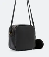 Bolso pequeño femenino de PU color blanco, con correa para cruzar, cierre de cremallera, divisorias internas y pompón decorativo.