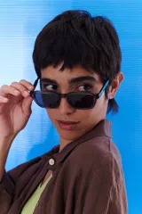 Lentes de sol con marco negro y patillas color carey.