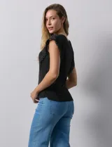 Blusa blanca de algodón y modal, marca Catherine Malandrino, con cuello redondo y mangas cortas con apliques de crochet.