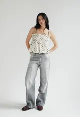 Pantalón de jean gris de corte recto, tiro medio y diseño con costuras verticales.