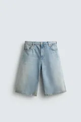 Bermudas de denim de algodón, color celeste claro con efecto vintage y manchas claras en las perneras. Tienen un corte ancho (baggy fit), tiro alto y cinco bolsillos.