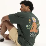 Remera marrón con estampado pequeño en el pecho que dice "We all grow" con una flor.