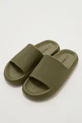 Sandalias de goma color verde oliva, estilo slide, con suela gruesa y plataforma texturizada.