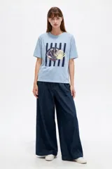 Remera blanca de manga corta con cuello redondo y estampado frontal de inspiración veraniega con motivos italianos, limones y la leyenda Italia Amalfi Capri.