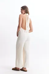 Mono largo negro con escote halter y espalda descubierta.