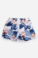 Short de baño celeste con estampado de hojas pequeñas en tonos verdes y blancos. Cuenta con cintura elástica con cordón ajustable, bolsillos laterales y un parche circular con logo en la parte inferior.