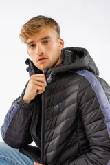 Campera puffer de nylon con relleno de guata, diseño capitoneado y capucha desmontable. Presenta cierre frontal, bolsillos laterales con cierre y detalles en color bordó en mangas y cierres.