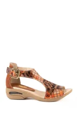 Sandalia plana Vanzetti modelo Grace, con suela de burbuja amortiguadora color beige, talón en cuero marrón liso y tira delantera en T con estampado combinado de cuadros, flores y animal print. Cuenta con cierre de hebilla metálica lateral.
