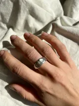 Anillo grueso de plata 925 con superficie irregular.
