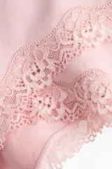 Pack de dos bombachas tipo colaless de algodón rosado, con ribete de encaje en los bordes y diseño sin costuras (seamless).