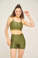 Top tankini deportivo color verde militar con breteles finos ajustables y contorno marrón.