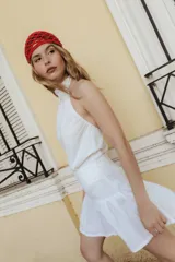 Top blanco de lino con cuello halter, elástico en los costados, espalda abierta y abotonado en el cuello.