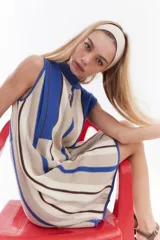 Vestido corto de punto de algodón con diseño de rayas verticales en tonos beige, azul y marrón, sin mangas, cuello redondo y detalle de logo bordado en el pecho.