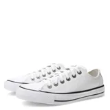 Championes Converse modelo Chuck Taylor All Star de corte bajo, confeccionados en cuero blanco con puntera de goma y suela vulcanizada con franjas negras decorativas.
