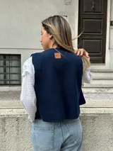 Chaleco de terciopelo color morado con diseño de bloques.