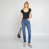 Body negro de canalé con escote redondo y mangas cortas.