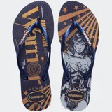 Ojotas Havaianas modelo Slim, color azul marino con estampa dorada y gris de la Mujer Maravilla (Wonder Woman) y texto alusivo.