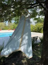 Vestido largo negro con breteles finos blancos, escote en V y corte recto. Presenta una franja vertical blanca en el centro.