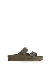 Sandalia tipo Birkenstock de goma color verde oliva, con doble tira ajustable mediante hebillas metálicas y plantilla anatómica.