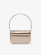 Bolso compacto tipo bandolera para mujer, con asa corta para llevar al hombro y correa desmontable opcional para usar cruzado. Confeccionado en cuero con acabado espejado brillante color morado. Presenta placa oval D galvanizada en la solapa.