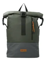 Mochila roll-top RKF de diseño técnico, confeccionada en poliéster reciclado repelente al agua. Presenta una combinación de colores verde oliva y gris, con cierre principal de hebilla, bolsillo frontal vertical con tirador de cordón naranja y parche de cuero sintético con logo de la marca en la base.