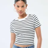 Remera de manga corta con cuello redondo, confeccionada en tejido de punto con estampado de rayas horizontales finas en color negro sobre fondo blanco.