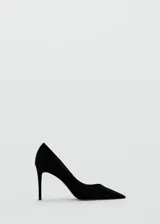 Zapato de tacón alto tipo stiletto, color negro, con punta fina y diseño clásico.