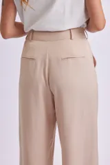 Pantalón de vestir color beige, de corte recto y tiro alto, con pinzas delanteras y cierre con botón.