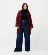 Cardigan abierto de punto pesado con textura peludita, manga larga y diseño alargado. Prenda versátil de corte holgado.