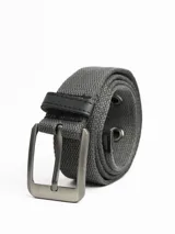 Cinturón de lona color negro con hebilla metálica rectangular en tono plateado oscuro.