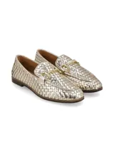 Mocasines de cuero dorado con diseño entrelazado, suela plana de goma y detalle de estribo metálico en el empeine.