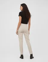Pantalón largo color beige, de gabardina elastizada, marca Ruby Rd. Delantera con bolsillos simulados y trasera con bolsillos aplicados.