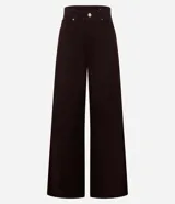 Pantalón wide leg color marrón confeccionado en sarga con pespuntes contrastantes, bolsillos delanteros y traseros, cintura alta con trabillas y cierre con botón y cremallera.