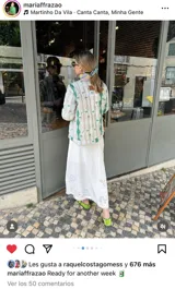 Campera corta de nylon impermeable con estampado de medusas y rayas onduladas en tonos beige y verde.