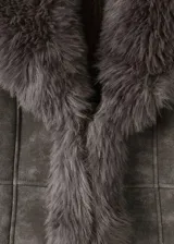 Chaqueta efecto ante color gris oscuro con detalles de pelo sintético en el cuello, solapas, puños y dobladillo. Diseño entallado de manga larga con cierre frontal de ganchos ocultos.