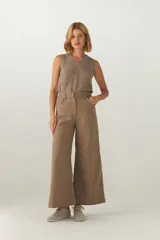 Pantalón marrón de tiro alto y corte jeanero, confeccionado en lana fina sin teñir.