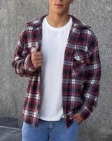 Chaqueta de paño a cuadros con diseño de estampado en tonos rojo, negro y blanco, bolsillos frontales con solapa y botones.