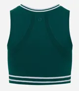 Top deportivo de microfibra seamless, color verde oscuro con detalles de rayas blancas en el cuello y en el borde inferior. Presenta un diseño de cuello redondo y corte alargado.