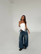 Top bandeau negro de lycra con frunces laterales ajustables con tiras.