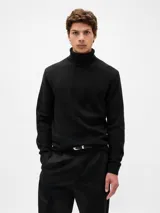 Buzo de punto con cuello alto tipo polera, de manga larga y diseño clásico con puños y ruedo acanalados.